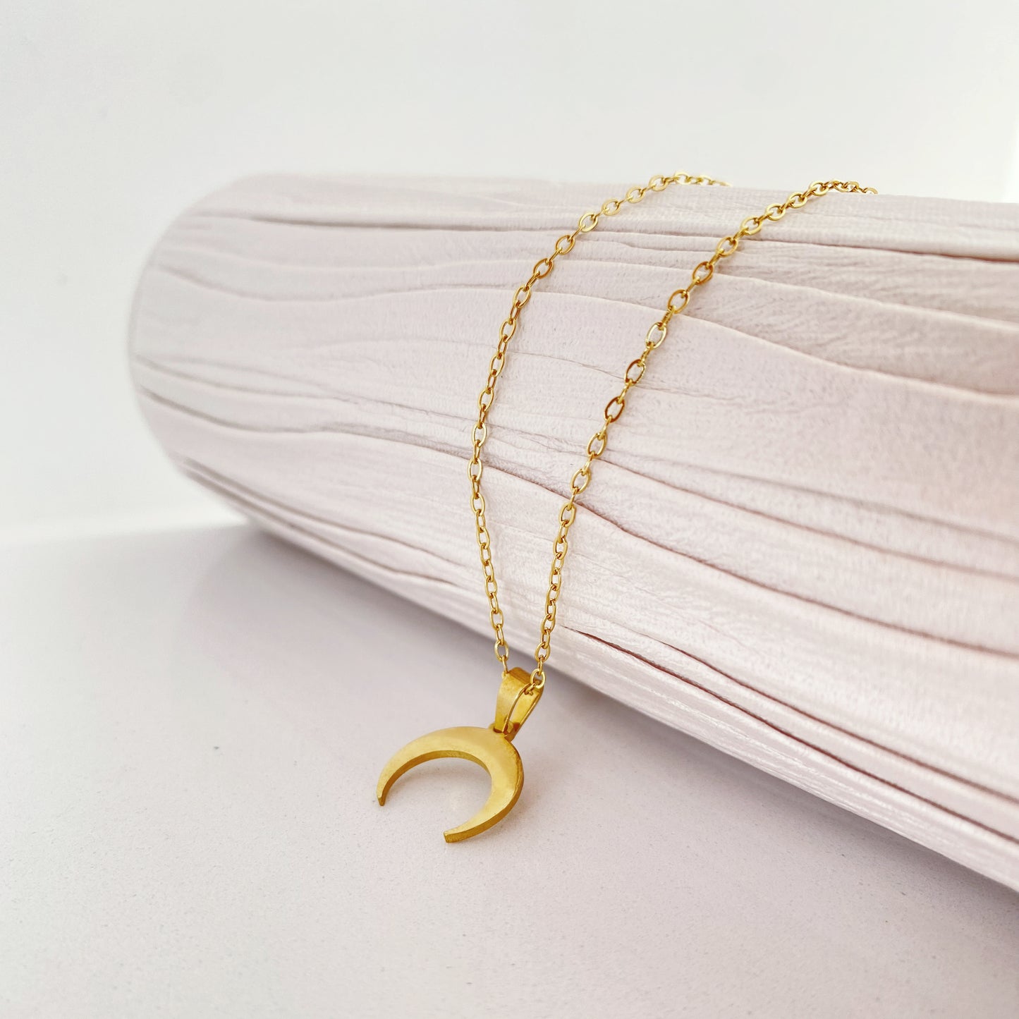 Este colar inspirado na lua crescente é a escolha perfeita para quem procura um acessório delicado e simbólico. Representando transformação e novos começos, o design minimalista e elegante torna-o ideal para complementar qualquer look com um toque celestial e sofisticado.