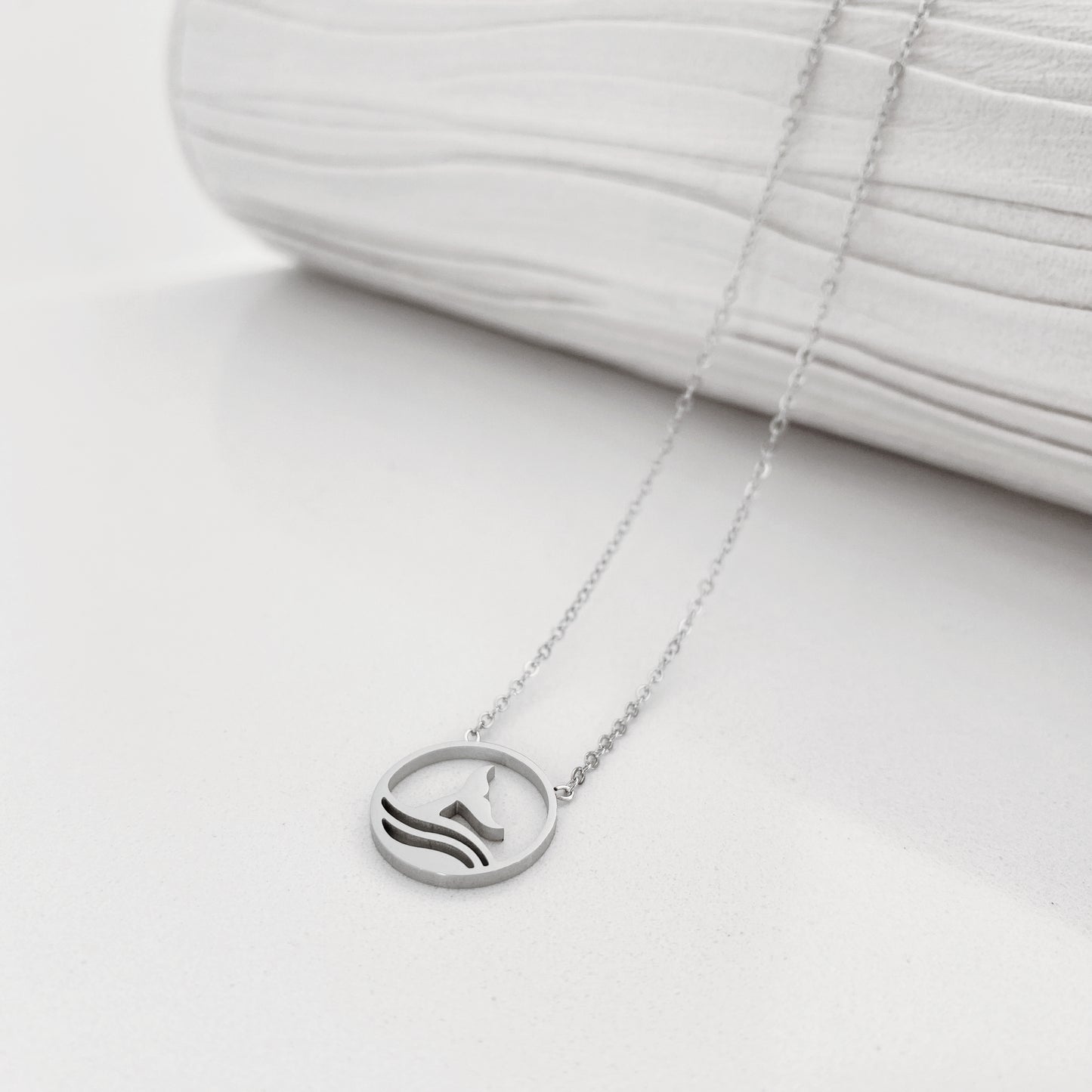 Inspirado na beleza dos oceanos, este colar apresenta um design minimalista que homenageia a majestade das baleias. Ideal para quem ama a natureza e prefere acessórios discretos, mas cheios de significado.