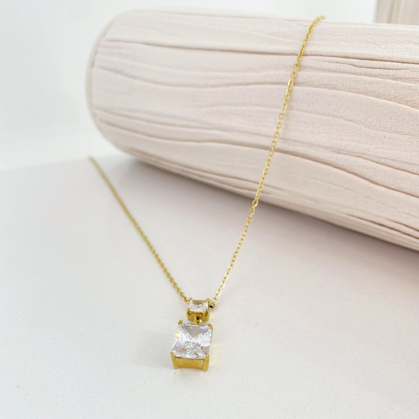 Com um pendente que combina formas geométricas e um brilho sutil, este colar é a escolha perfeita para quem aprecia um design contemporâneo e elegante. Uma peça que se adapta a qualquer estilo, oferecendo um toque de exclusividade.