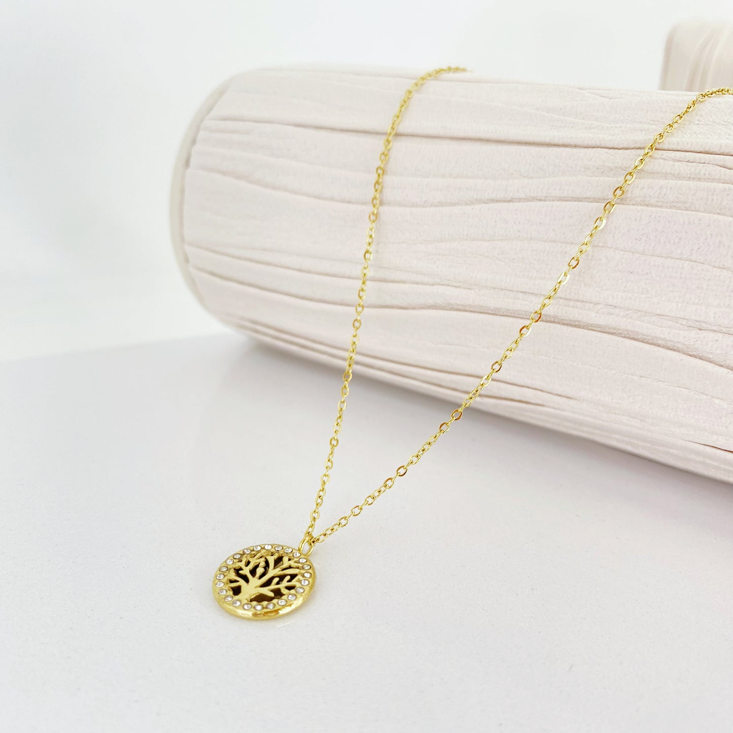 Um colar que celebra o equilíbrio e a harmonia com o universo. O pendente da Árvore da Vida, com acabamento detalhado e delicados cristais, simboliza conexão, crescimento e renovação. Esta peça elegante e significativa é perfeita para quem busca inspiração e sofisticação no dia a dia.