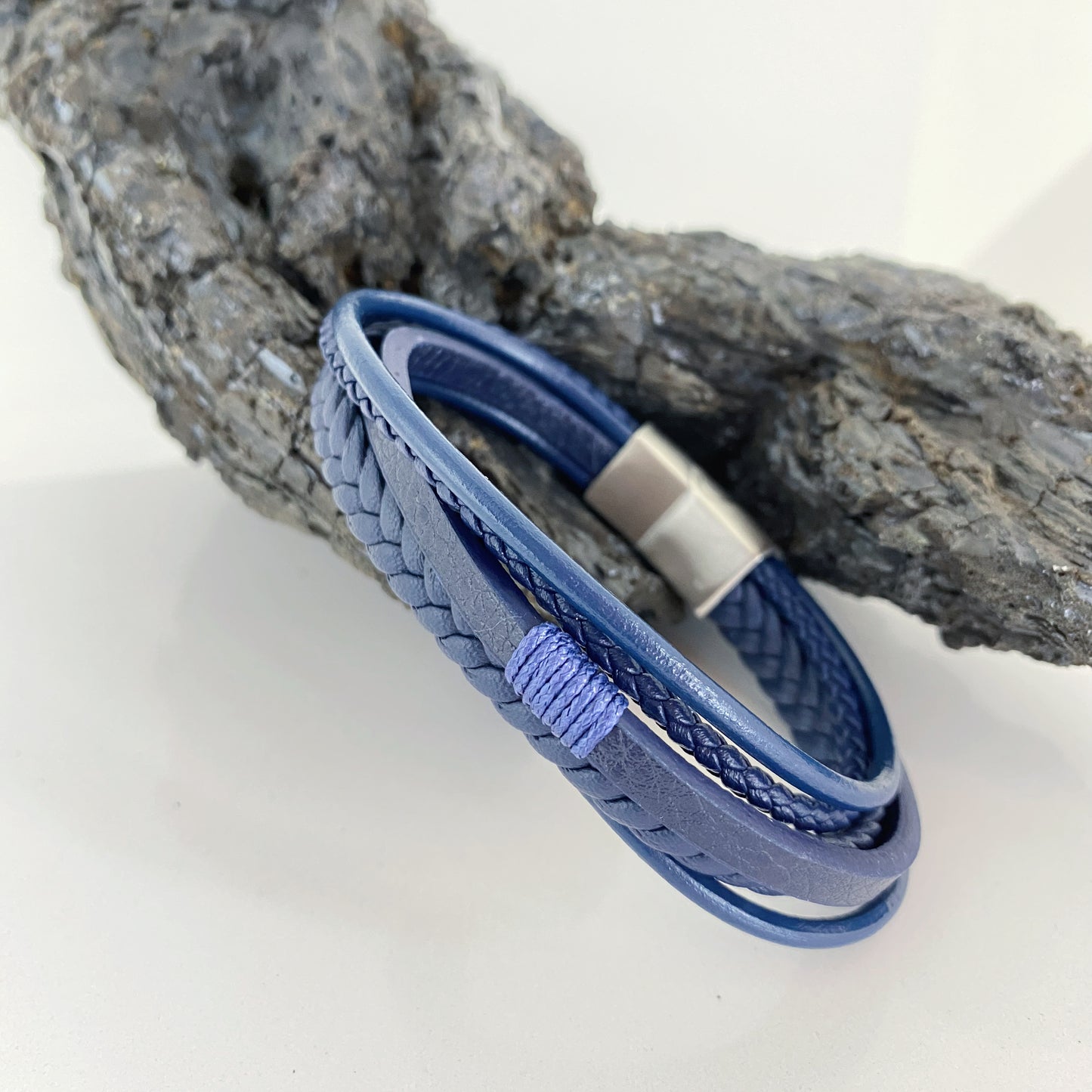 Pulseira masculina em pele genuína com detalhes em aço inoxidável - acessório moderno e elegante.