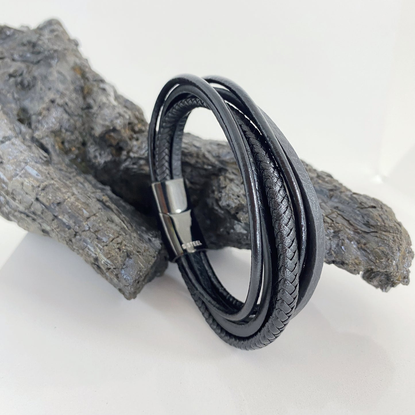 Pulseira masculina em pele genuína com detalhes em aço inoxidável - acessório moderno e elegante.