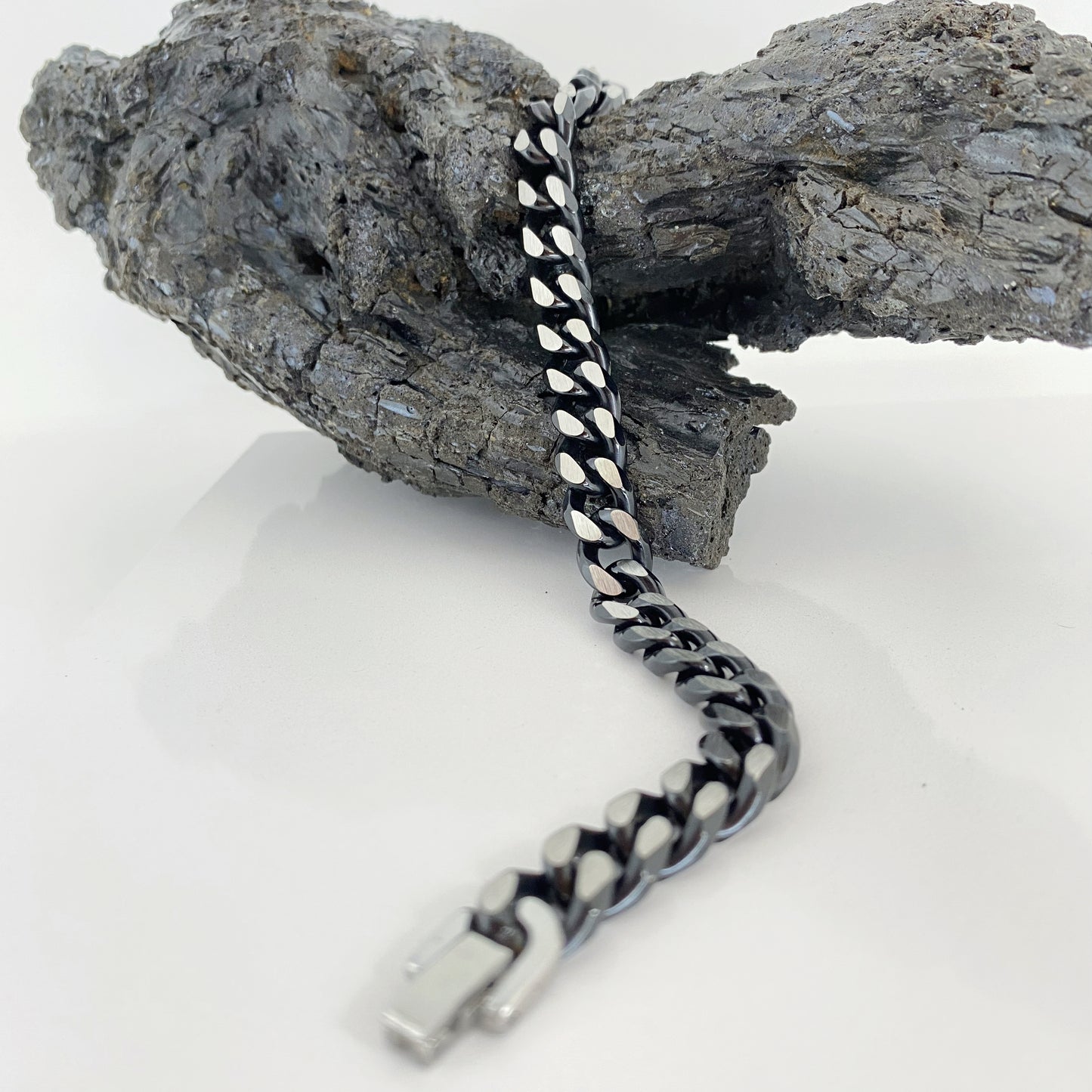 Esta pulseira é confeccionada em aço inoxidável premium, um material altamente resistente à corrosão, garantindo durabilidade e brilho por longos períodos.