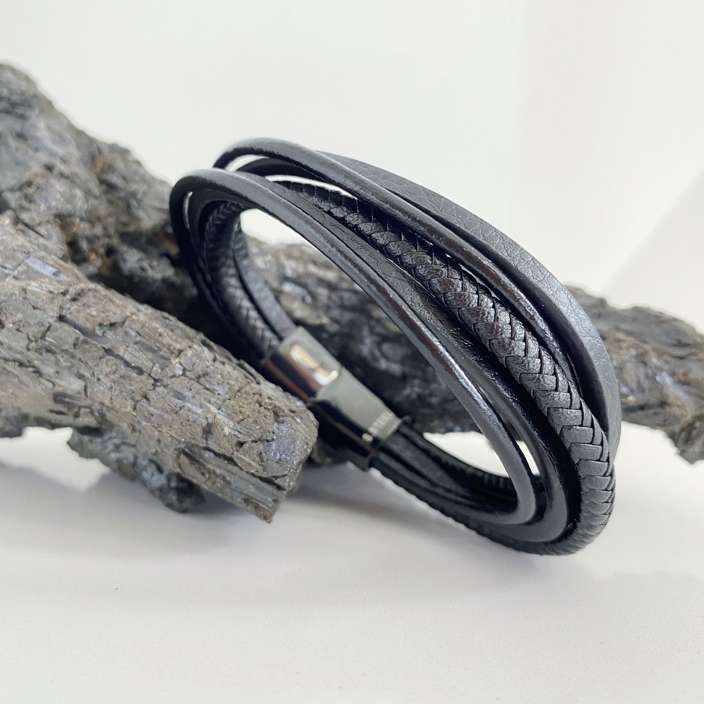 Pulseira masculina em pele genuína com detalhes em aço inoxidável - acessório moderno e elegante.