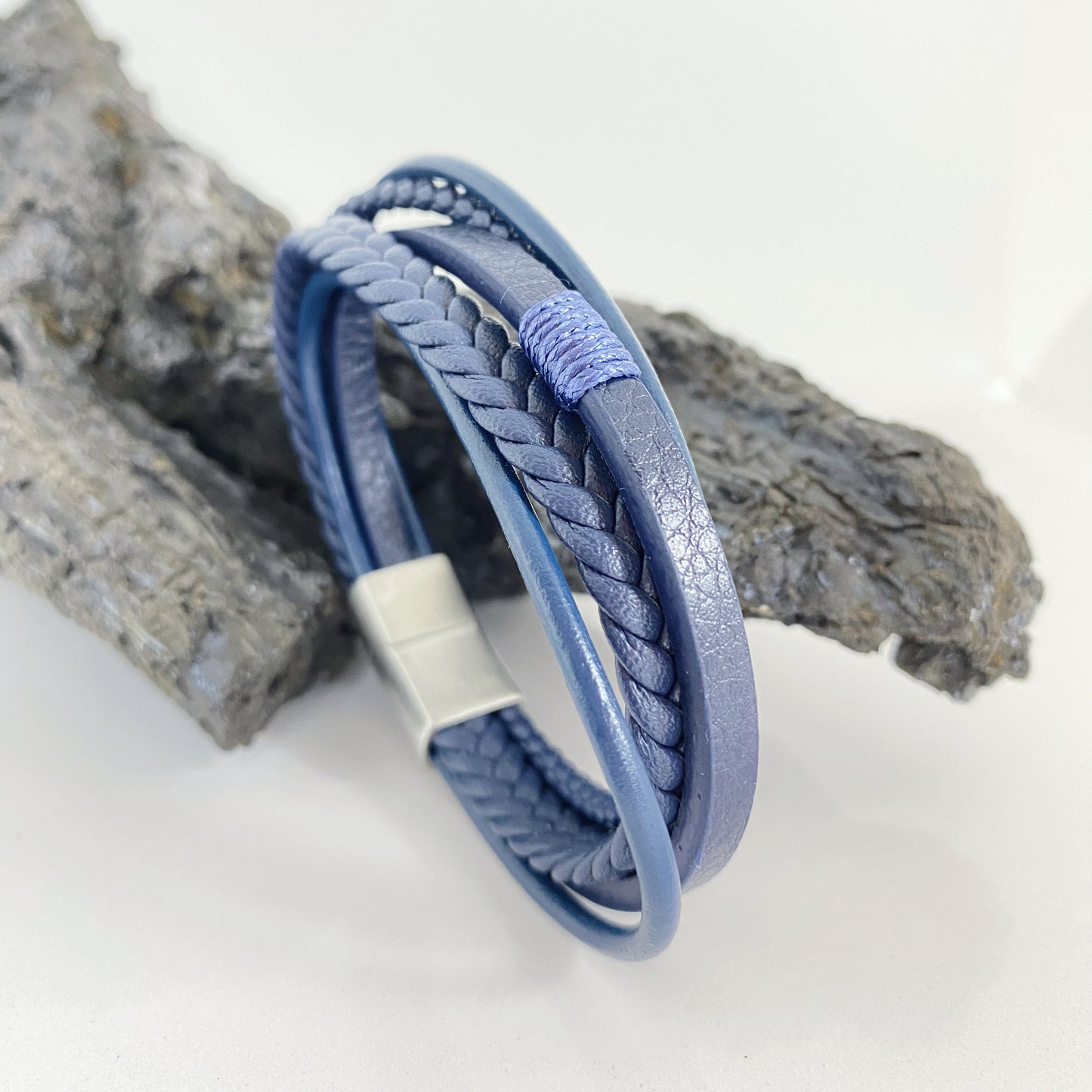 Pulseira masculina em pele genuína com detalhes em aço inoxidável - acessório moderno e elegante.