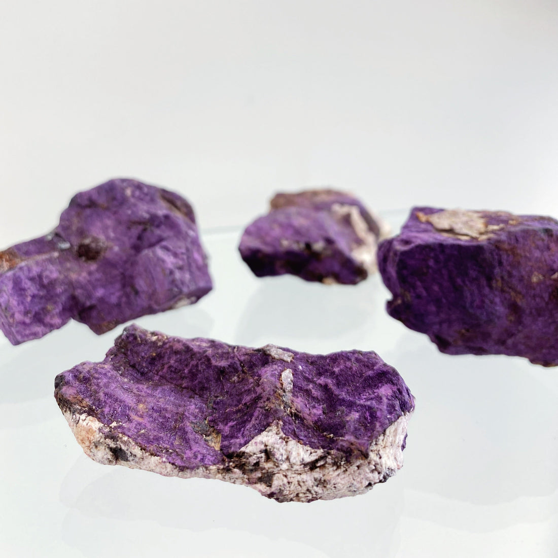 Sugilite - A Poderosa Pedra da Cura Espiritual e do Amor Universal