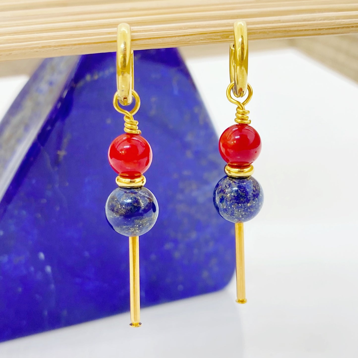 Brinco com Coral e Lápis-Lazúli em design elegante. Energia, proteção e sabedoria em uma joia vibrante e cheia de personalidade.