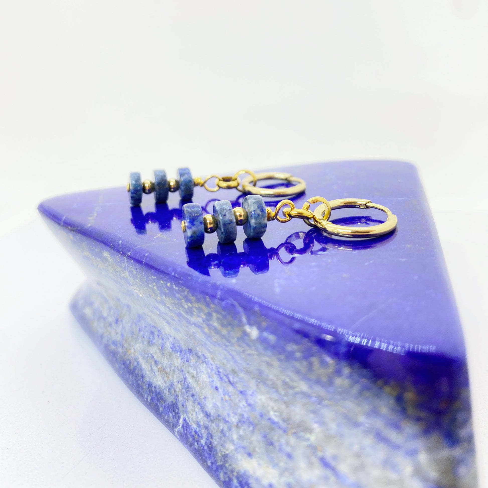 Brinco com discos de Lápis-Lazúli e detalhes dourados. Sofisticação e espiritualidade numa joia única, elegante e cheia de personalidade.