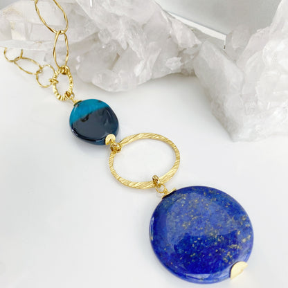Colar artesanal com pedra de Ágata Azul e Lápis-Lazúli em pingente duplo, corrente dourada com textura elegante – feito à mão nos Açores, Portugal