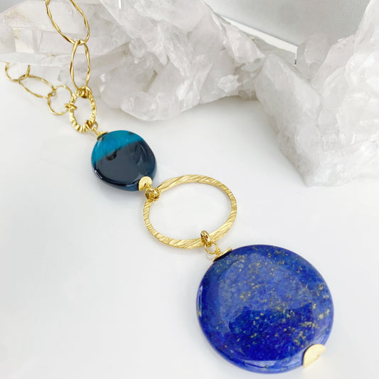 Colar artesanal com pedra de Ágata Azul e Lápis-Lazúli em pingente duplo, corrente dourada com textura elegante – feito à mão nos Açores, Portugal