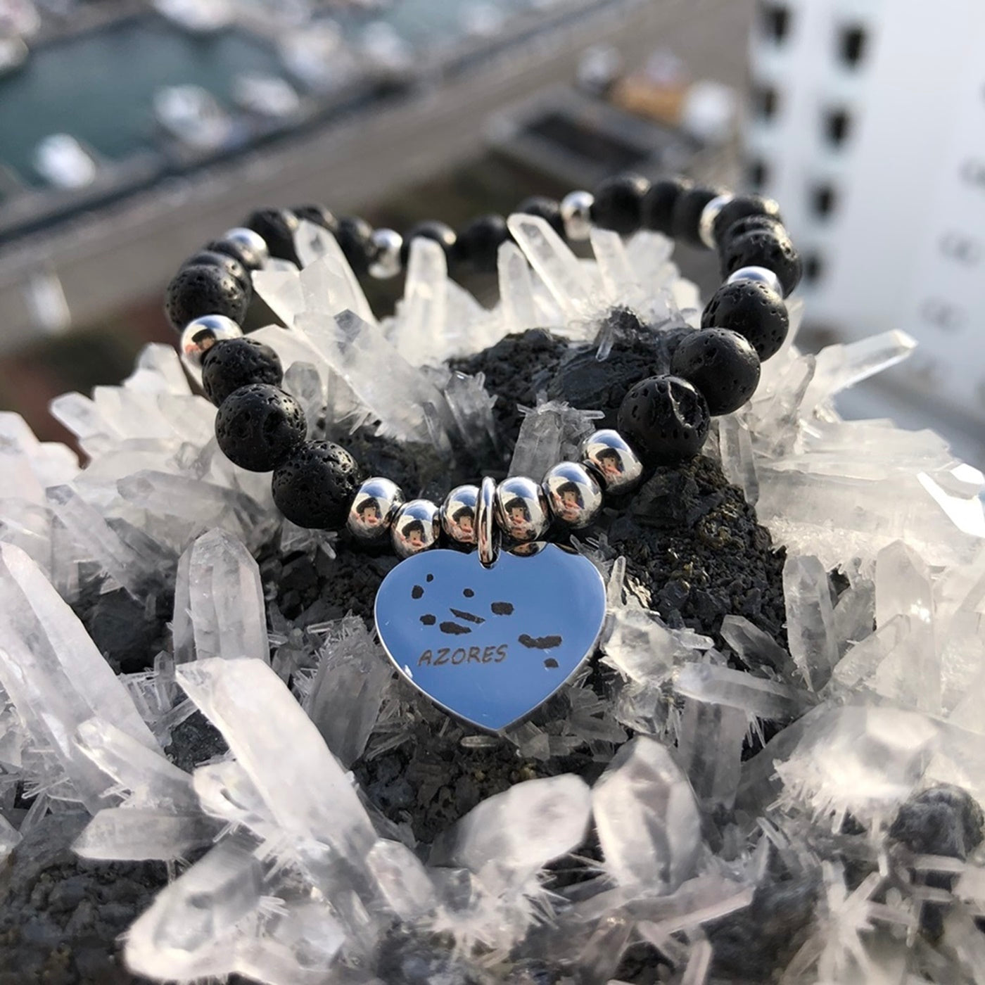 Pulseira com pedra de Lava Vulcânica e coração dos Açores gravado. Força, estilo e alma açoriana em cada detalhe.